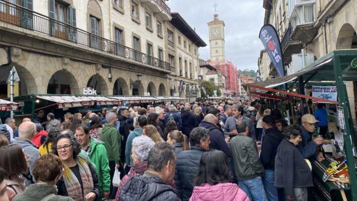 Gernika celebra su ‘Último Lunes’ con más de 300 puestos del mejor agro vasco