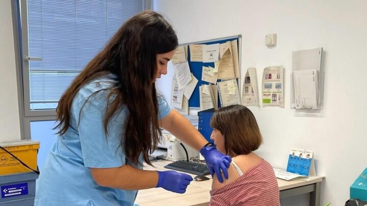 Osakidetza adelanta la vacunación de la gripe para toda la población en Bizkaia y Gipuzkoa ante el aumento de casos