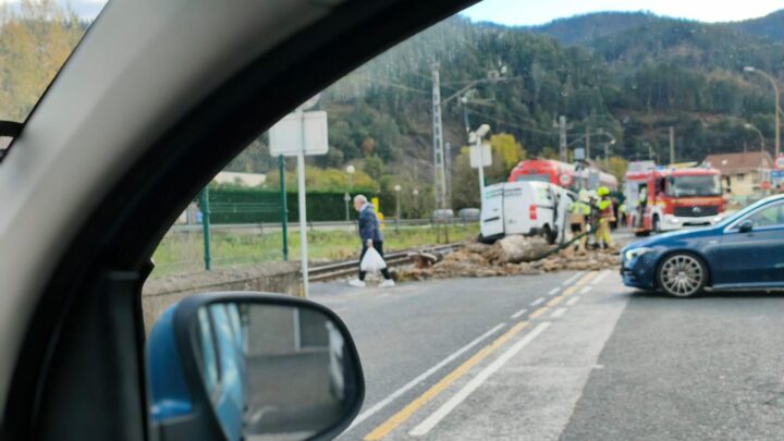 Herido grave tras arrollar el tren una furgoneta en un paso a nivel de Zalla