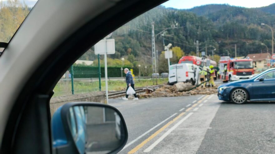 Herido grave tras arrollar el tren una furgoneta en un paso a nivel de Zalla