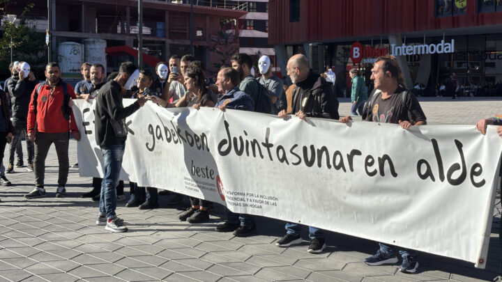 Beste Bi reclama el derecho a una vivienda digna y denuncia la invisibilidad del sinhogarismo en Bizkaia