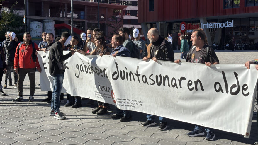 Beste Bi reclama el derecho a una vivienda digna y denuncia la invisibilidad del sinhogarismo en Bizkaia