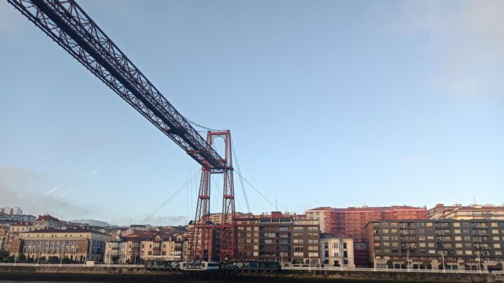 Un ertzaina salva a una niña de dos años con la maniobra de Heimlich en Bilbao