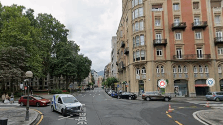 Un ertzaina salva a una niña de dos años con la maniobra de Heimlich en Bilbao