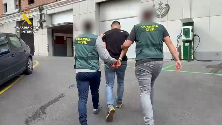 Un ertzaina salva a una niña de dos años con la maniobra de Heimlich en Bilbao