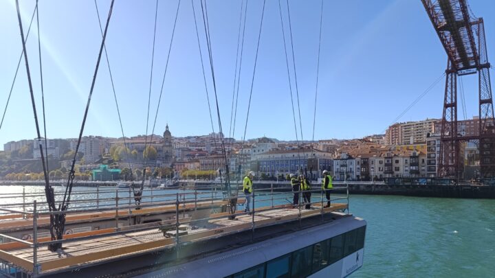 Primer día sin barquilla en el Puente Colgante: turistas despistados y plan B por la ría