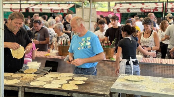 Zamudio celebra su Azoka 2025 con un firme apoyo al sector ganadero y al producto local