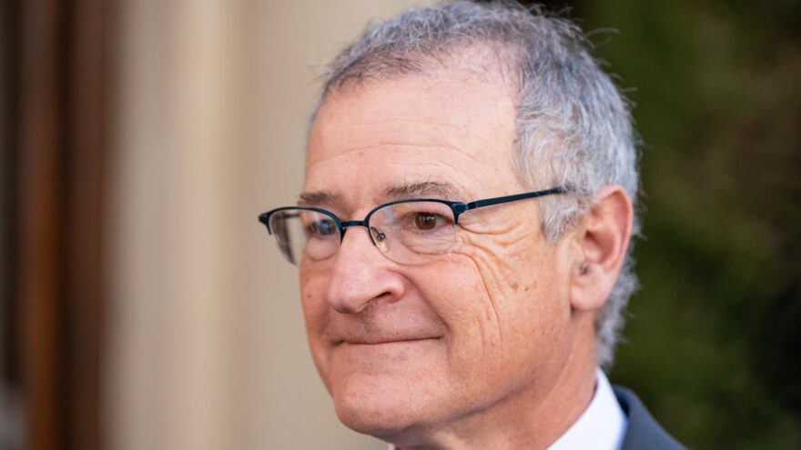 El rector de la EHU anuncia un protocolo de convivencia tras las pintadas contra el profesor Martínez Gorriarán