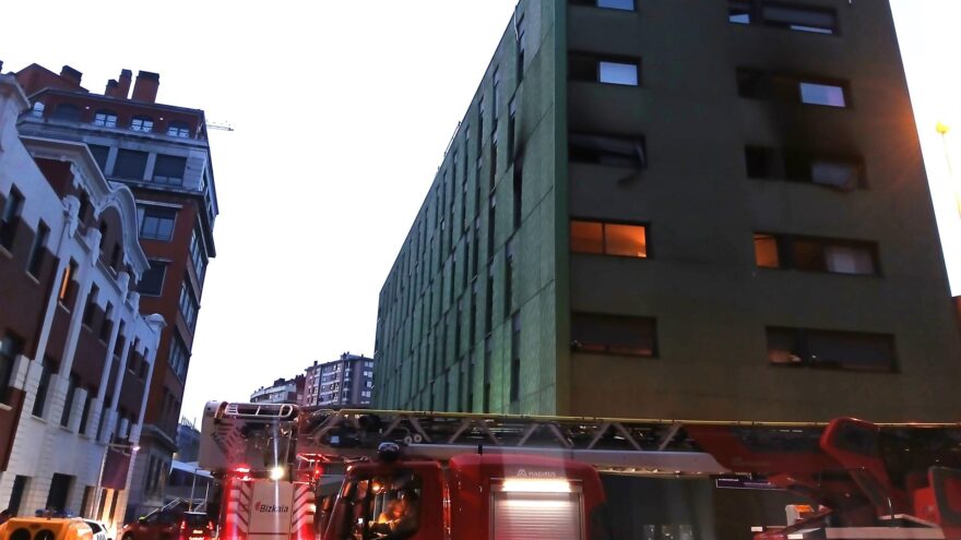 Un herido muy grave tras caer por la ventana en un incendio en Barakaldo