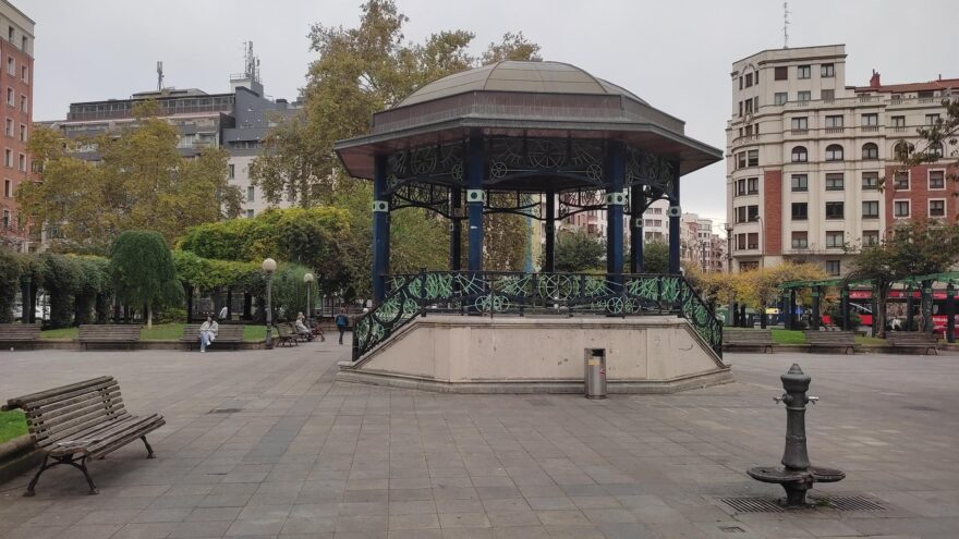 Los bailables de La Casilla se trasladan al pabellón durante el invierno