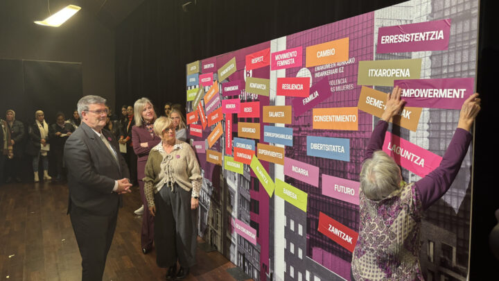 Bilbao se tiñe de morado por el 25N