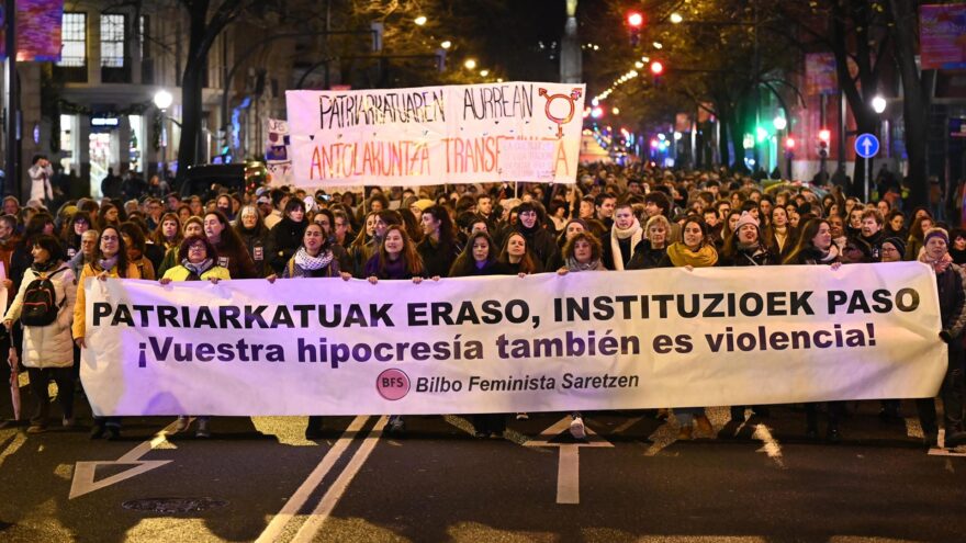 Miles de personas llenan Bilbao para denunciar la violencia institucional contra las mujeres
