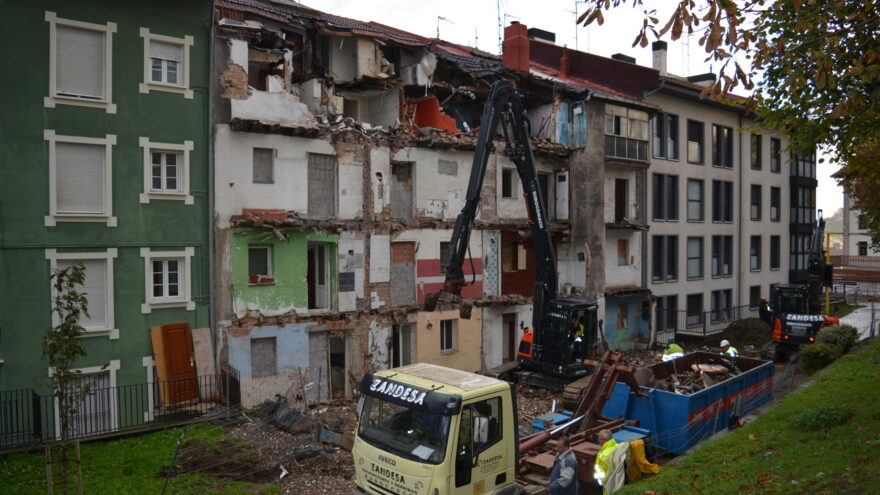Sestao inicia el derribo de los edificios de Txabarri 37 y 39 tras declarar su ruina inminente