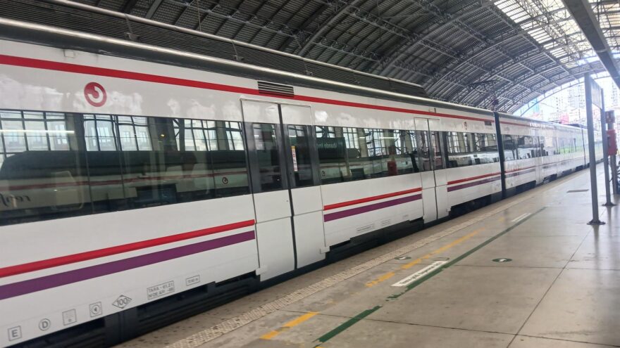 Concentración en Basauri para exigir mejoras en la línea C3 de Renfe