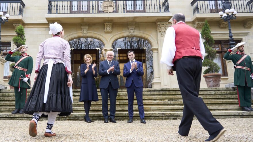 El presidente alemán, Frank-Walter Steinmeier, es recibido por el Lehendakari en Ajuria Enea