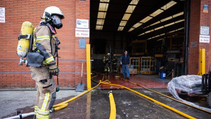 Desalojadas cuatro personas tras un incendio en el antiguo matadero de Zorrotza