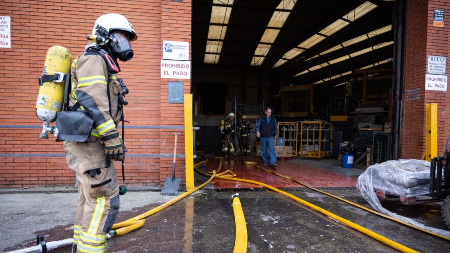 Un incendio obliga a desalojar a cuatro personas en el antiguo matadero de Bilbao