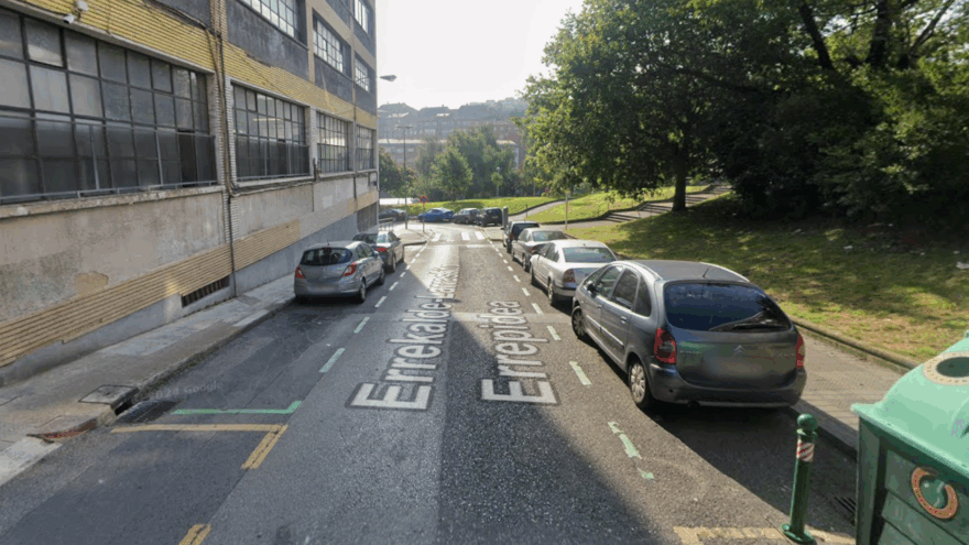 Ocupación de aparcamiento en la carretera Errekalde-Larraskitu por rodaje