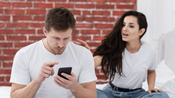 «Las microinfidelidades rompen la intimidad emocional más que un desliz físico»