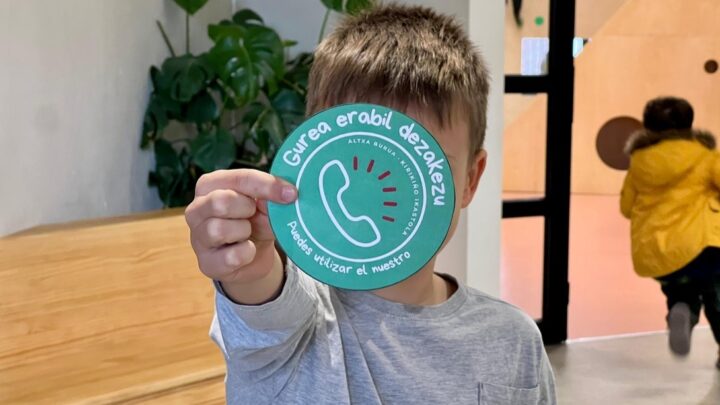 Retrasar el uso de móviles en la infancia es posible gracias a «Geurea erabil dezakezu»