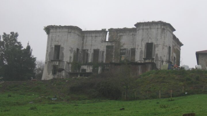 Misterio en Güeñes: visitamos el inacabado y legendario Palacio de las Brujas