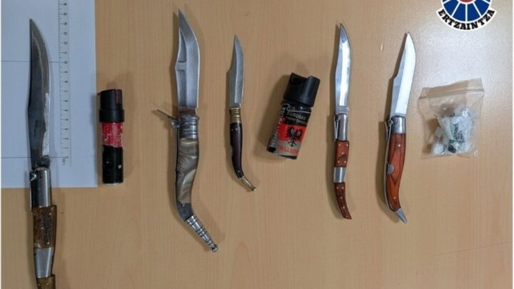 Localizadas cinco armas blancas en un control policial junto a una discoteca de Barakaldo