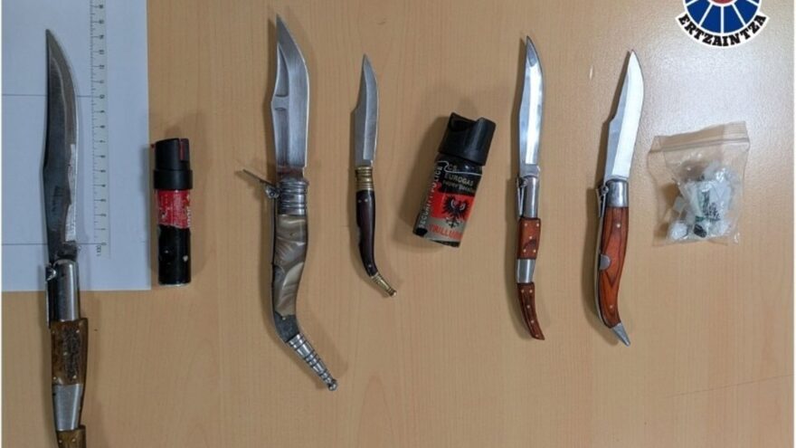 Localizadas cinco armas blancas en un control policial junto a una discoteca de Barakaldo