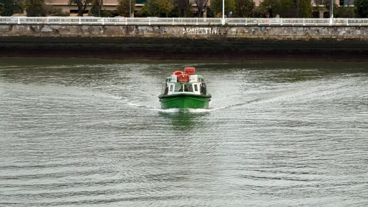 Ni el Sena ni Venecia: el encanto único de cruzar la ría en el bote