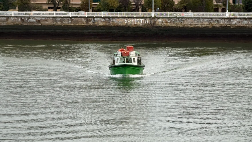 Ni el Sena ni Venecia: el encanto único de cruzar la ría en el bote