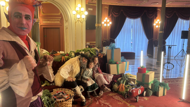 Olentzero y Mari Domingi se reúnen con los más pequeños en el Arriaga