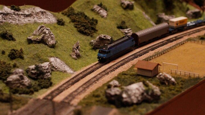 Trenes en miniatura pero grandes en solidaridad: el Itsasmuseum acoge la Expo de maquetas