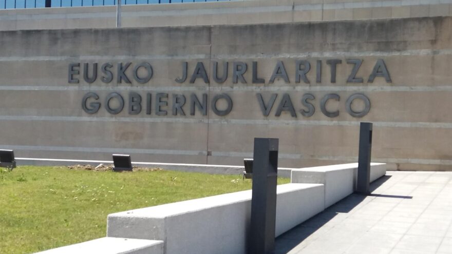 Los empleados públicos de Euskadi cobrarán en 2026 los atrasos de la subida salarial