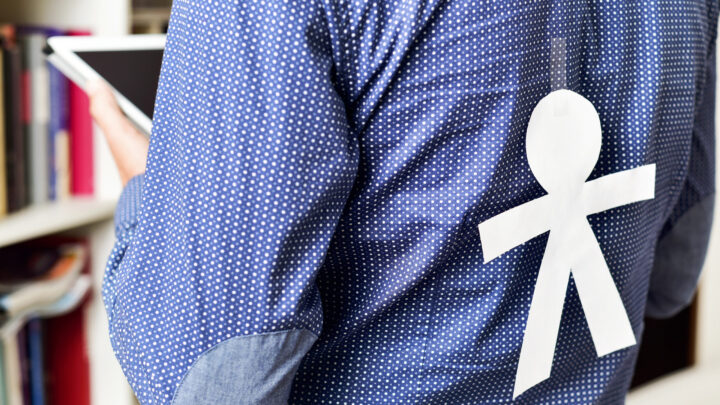 Del cojín “pedorreta” al bote de patatas sorpresa: así se han modernizado las bromas