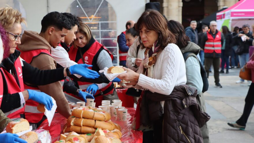 Cáritas reparte 3.000 raciones solidarias de roscón en Bilbao «para combatir la transmisión de la pobreza»