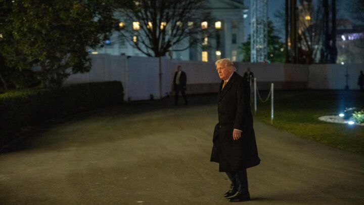 Trump rechaza convocar elecciones próximamente en Venezuela y reitera que es él quien está al mando