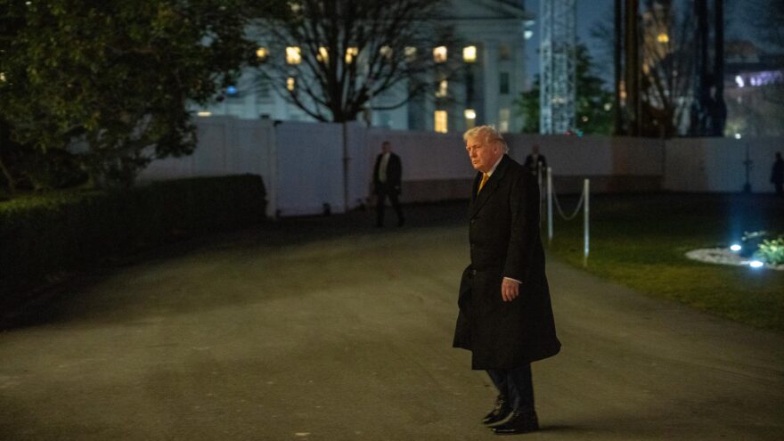 Trump rechaza convocar elecciones próximamente en Venezuela y reitera que es él quien está al mando