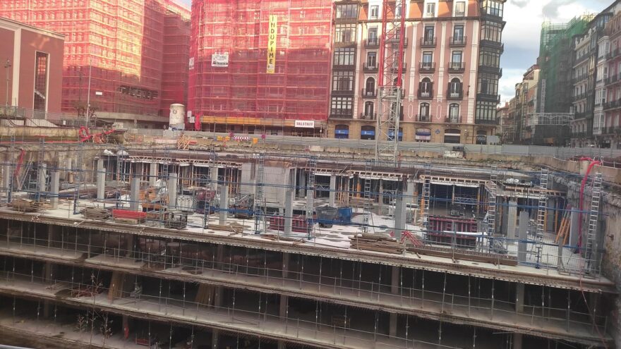 Las obras del parking del Ensanche ocuparán la calzada en Colón de Larreategi