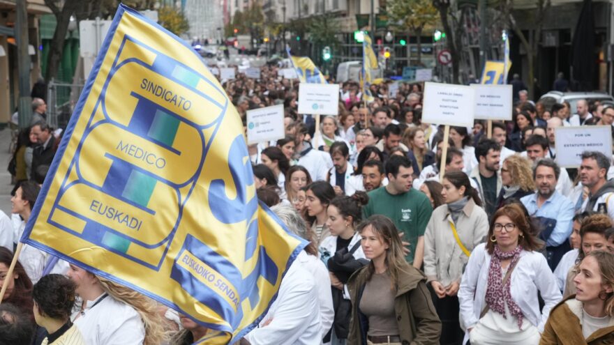 Unos 9.000 facultativos de Osakidetza van a la huelga