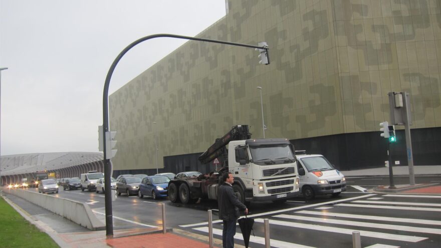 Desprendida una placa del túnel de salida de San Mamés en Bilbao por las fuertes rachas de viento