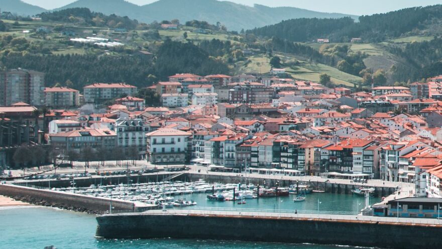 Lekeitio amplía las ayudas al alquiler para jóvenes y sube el límite de edad