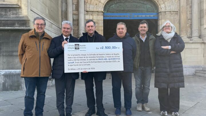 La Cofradía de Begoña entrega a Cáritas la recaudación del concierto de Navidad