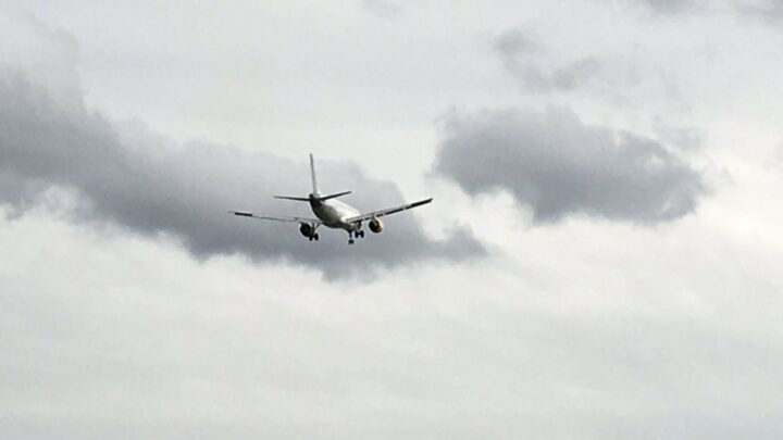 Se elevan a 14 los vuelos afectados por el fuerte viento en Bilbao