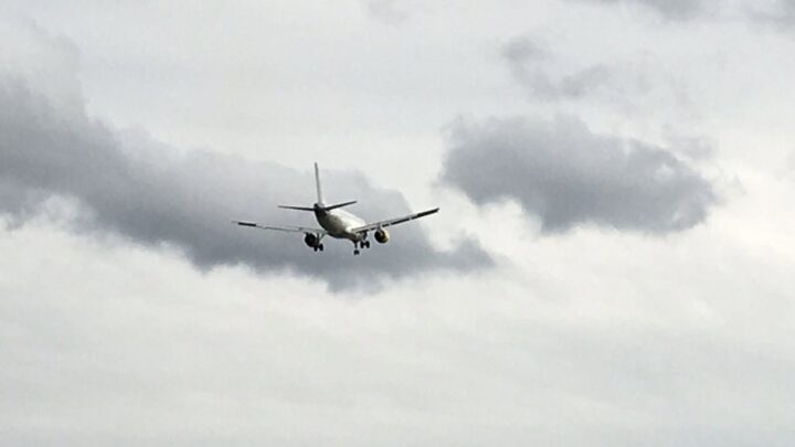 El aeropuerto de Loiu reanuda su actividad tras las cancelaciones y desvíos por el viento