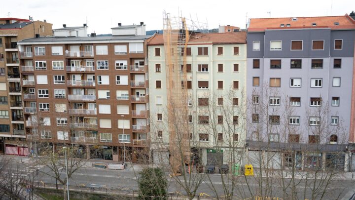 Barakaldo levanta el confinamiento de vecinos afectados por el andamio desplazado