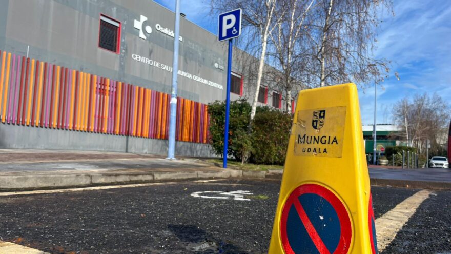 Mungia mejora la accesibilidad del aparcamiento junto al ambulatorio
