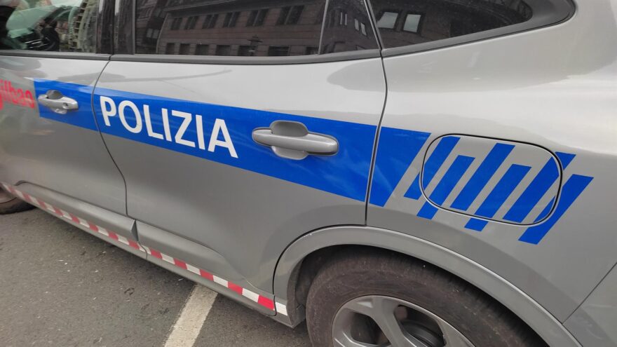 Heridos dos policías municipales de Bilbao y detenidas cinco personas tras una persecución en Otxarkoaga