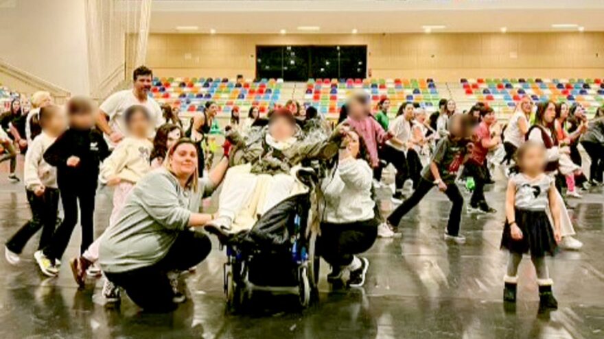 Etxebarri ilumina casi 2.000 balcones y suma 4.000 euros en apoyo a Aingeru