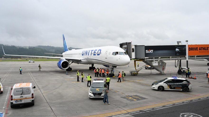 Desviados seis vuelos a última hora del jueves en el aeropuerto de Bilbao por viento y cancelado uno este viernes