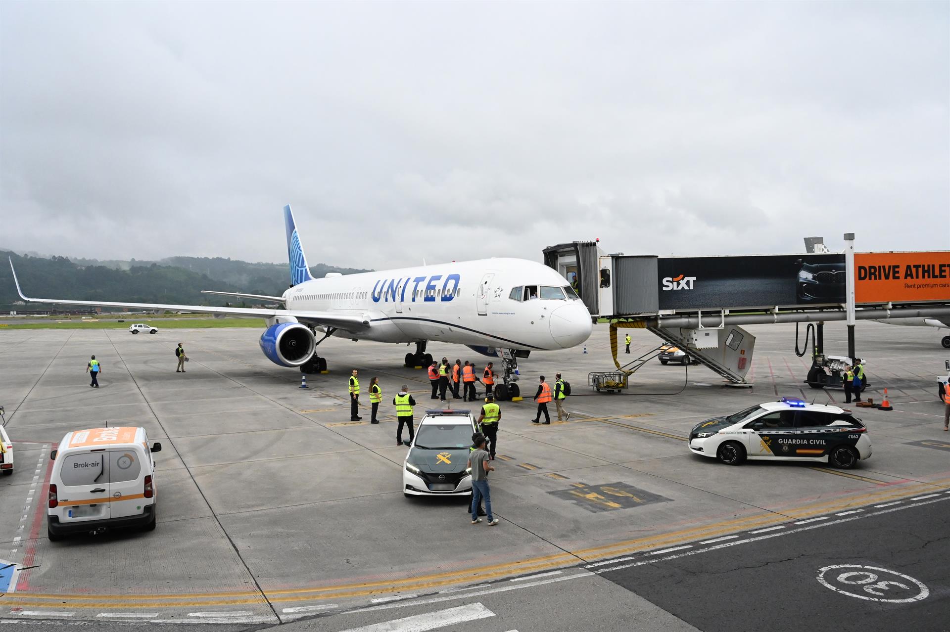 Desviados seis vuelos a última hora del jueves en el aeropuerto de Bilbao por viento y cancelado uno este viernes