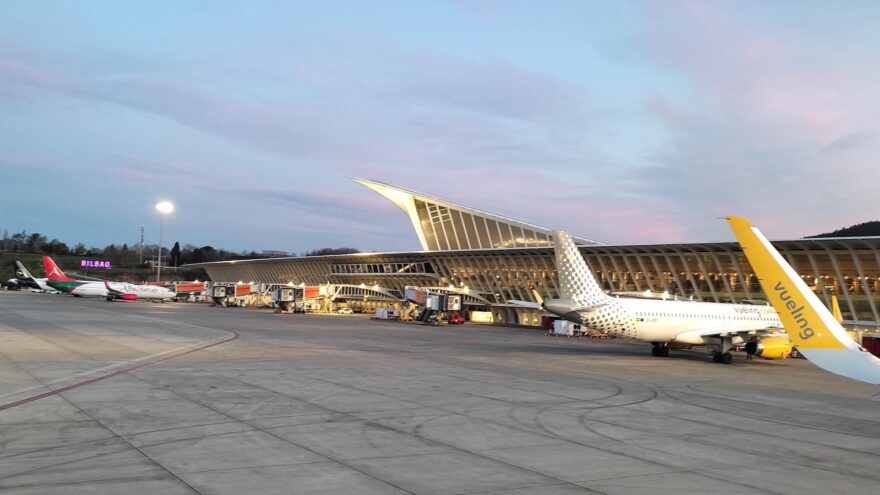 El aeropuerto de Bilbao funciona con normalidad tras los desvíos de tres vuelos por el viento